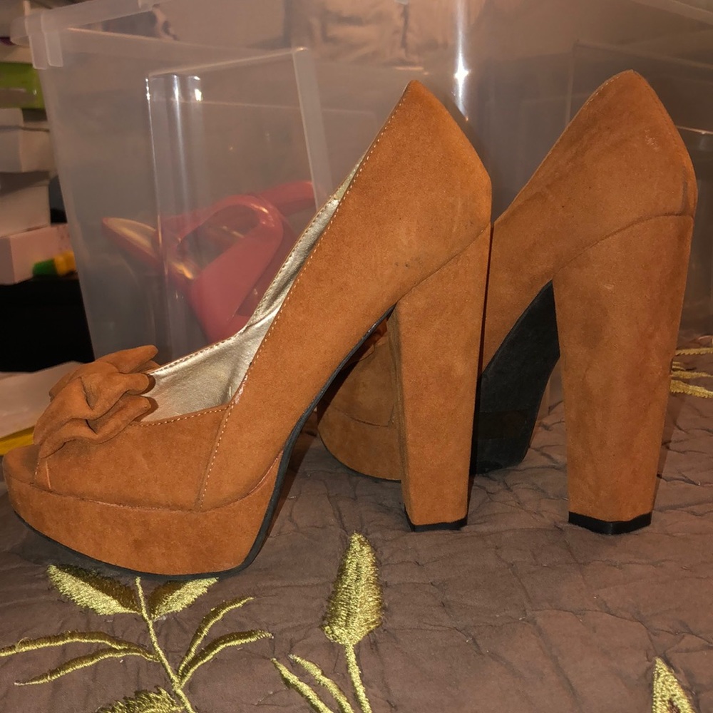 Peep toe heels. - Picture 2 of 5